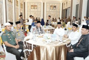 Suasana Kapolda Riau buka bersama di Balai Bupati Kampar sebelum melakukan safari Ramadhan di Mesjid Baiturrahman Kampung Godang, kampung Bupati Kampar.